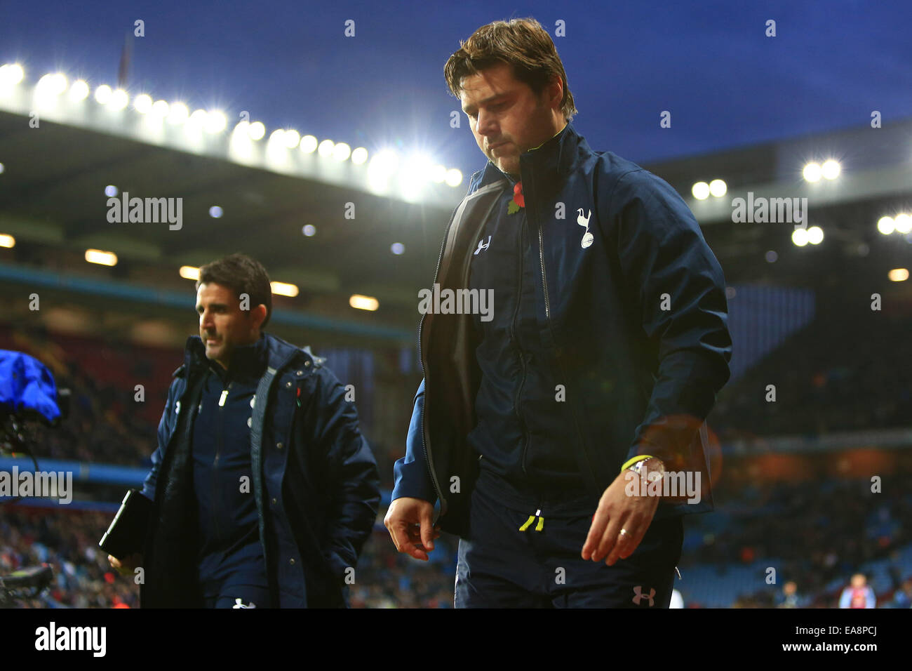 Birmingham, Vereinigtes Königreich. 2. November 2014. Mauricio Pochettino, Tottenham Manager sieht düster zur Halbzeit - Aston Villa vs. Tottenham Hotspurs - Barclays Premier League - Villa Park - Birmingham - 11.02.2014 Pic Philip Oldham/Sportimage. © Csm/Alamy Live-Nachrichten Stockfoto