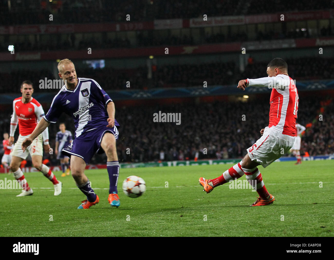 London, UK. 4. November 2014. Arsenals Alex Oxlade-Chamberlain erzielte seine Seiten dritte Ziel.-Champions League-Gruppe D - Arsenal Vs Anderlecht - Emirates Stadium - London - England 4. November 2014 - Bild David Klein/Sportimage. © Csm/Alamy Live-Nachrichten Stockfoto