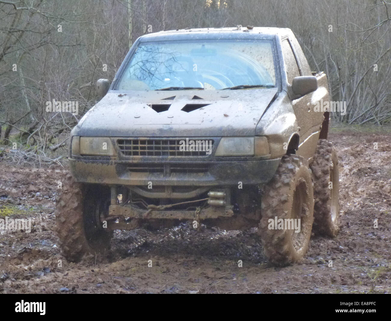 Monster-Truck off Roader knubbelige große Reifen off-Road auf Schlamm bei einer Veranstaltung. Stockfoto