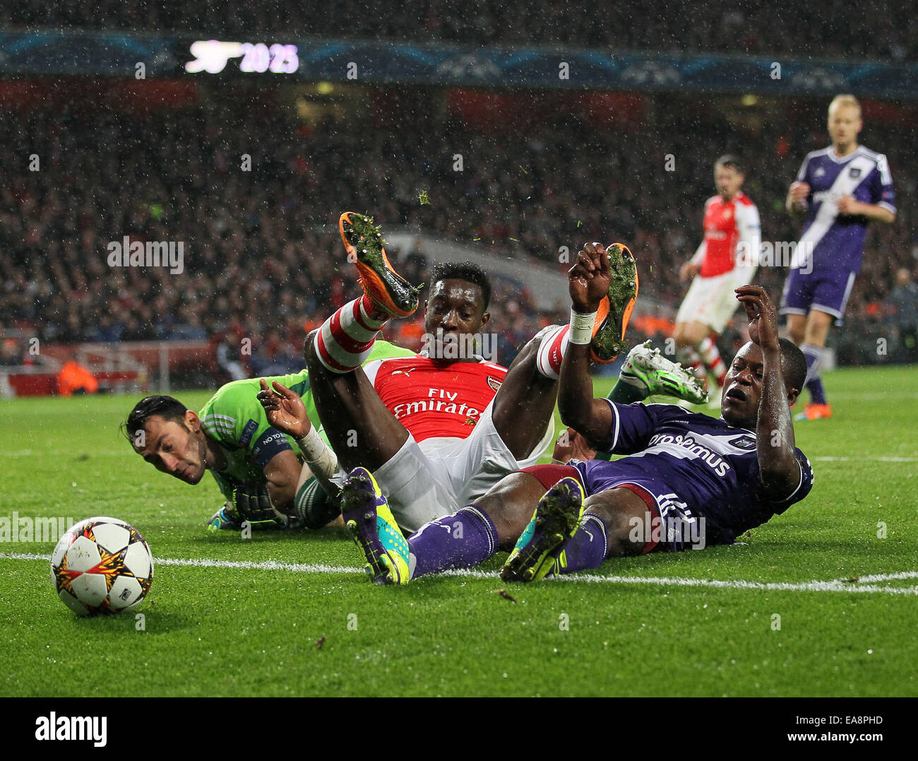 London, UK. 4. November 2014. Arsenals Danny Welbeck tussles mit Silvio Proto von Anderlecht-Champions League-Gruppe D - Arsenal Vs Anderlecht - Emirates Stadium - London - England 4. November 2014 - Bild David Klein/Sportimage. © Csm/Alamy Live-Nachrichten Stockfoto