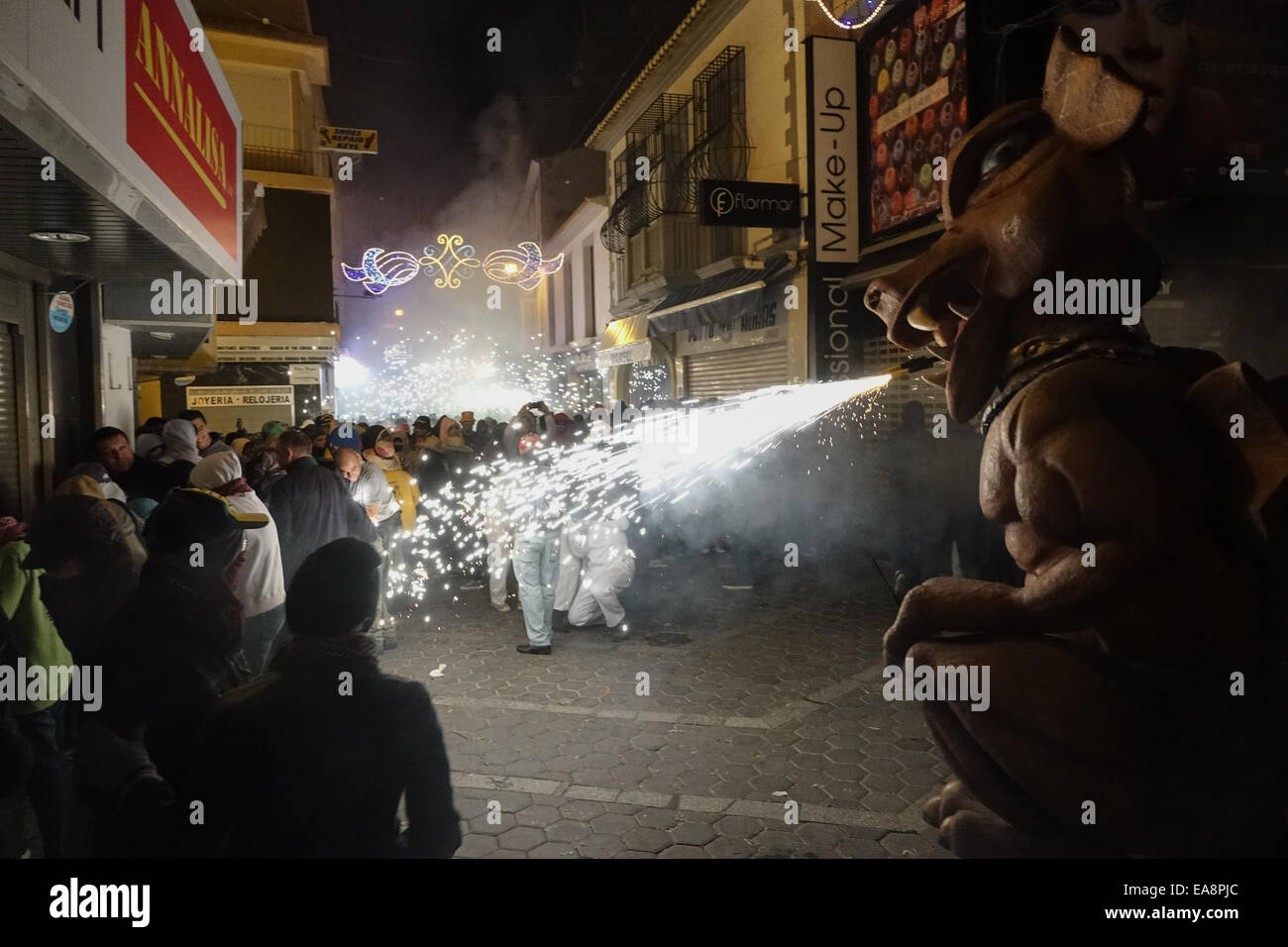 Die beweglichen Feuer, oder pyrotechnische Correfoc spektakuläre fand um 2 Uhr morgens, durch die Altstadt mit einer Trommel band folgenden Wicklung und schlug einen hektischen Rhythmus, die penya Mitglieder Feuerwerk auf Stöcke und Spindeln entzünden, sprühen die Menschen in der Masse, mit einigen Zeichen jagen Menschen mit einem Stier oder Dragon spuckende Funken. am Ende der Show gibt es ein Feuerwerk auf der Landzunge mit Blick auf Benidorm. Credit: Mick Flynn/alamy leben Nachrichten Stockfoto