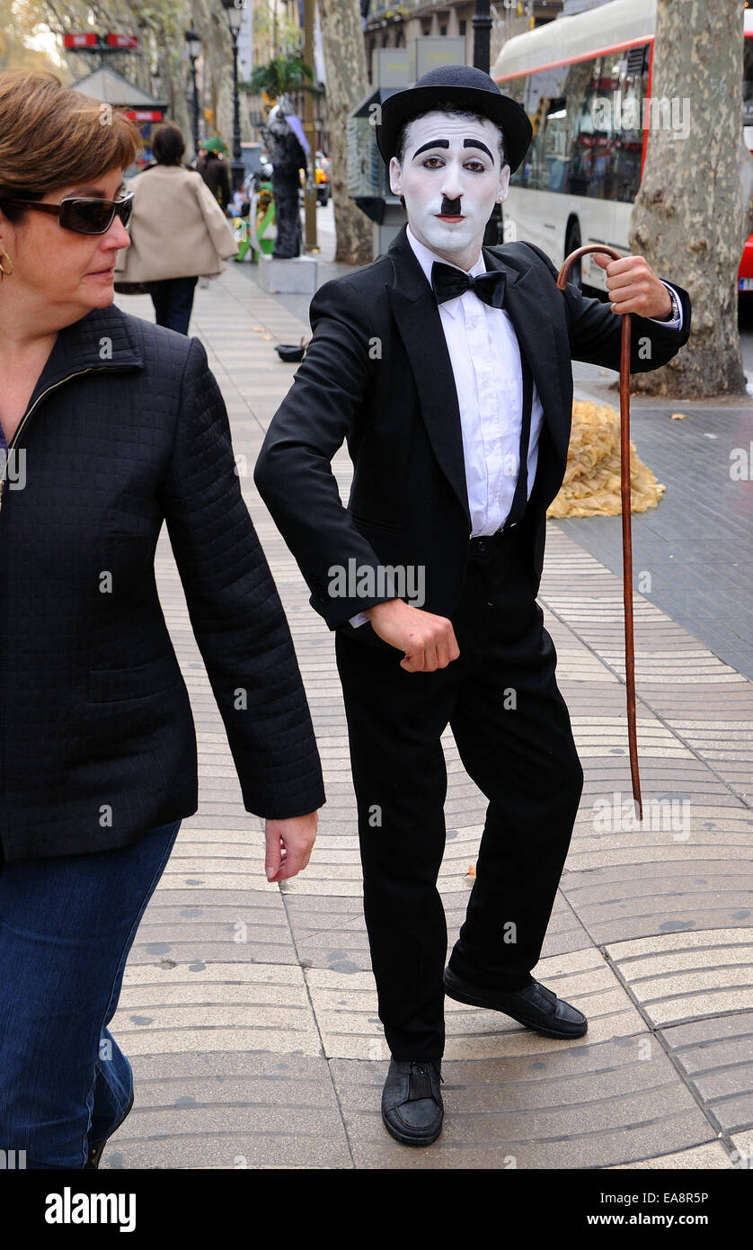 BARCELONA, Spanien - 20 Dez.: Charles Chaplin-Tribute-Künstler, führt bei Les Rambles Street. Stockfoto