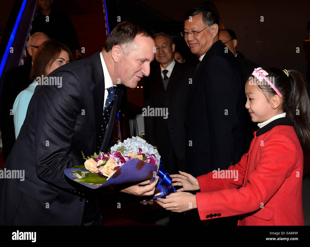 Peking, China. 9. November 2014. New Zealand Premierminister John Key (L) kommt in Peking, Hauptstadt von China, 9. November 2014. Schlüssel ist in Peking an der 22. Asien-Pazifische wirtschaftliche Zusammenarbeit (APEC) wirtschaftliche Staats-und Regierungschefs Sitzung stattfindenden in Peking vom November 10 bis 11. Bildnachweis: Qi Heng/Xinhua/Alamy Live-Nachrichten Stockfoto