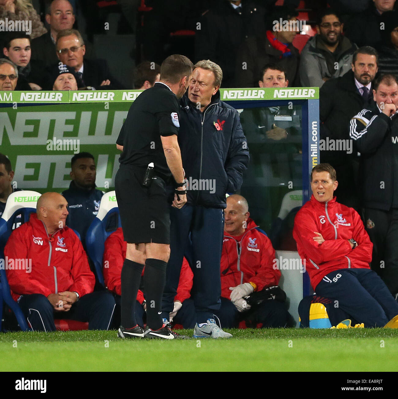 London, UK. 3. November 2014. Crystal Palace Neil Warnock hat Wörter mit Schiedsrichter Phil Dowd.-Barclays Premier League - Crystal Palace Vs Sunderland-Selhurst Park - London - England 3. November 2014 - Bild David Klein/Sportimage. © Csm/Alamy Live-Nachrichten Stockfoto