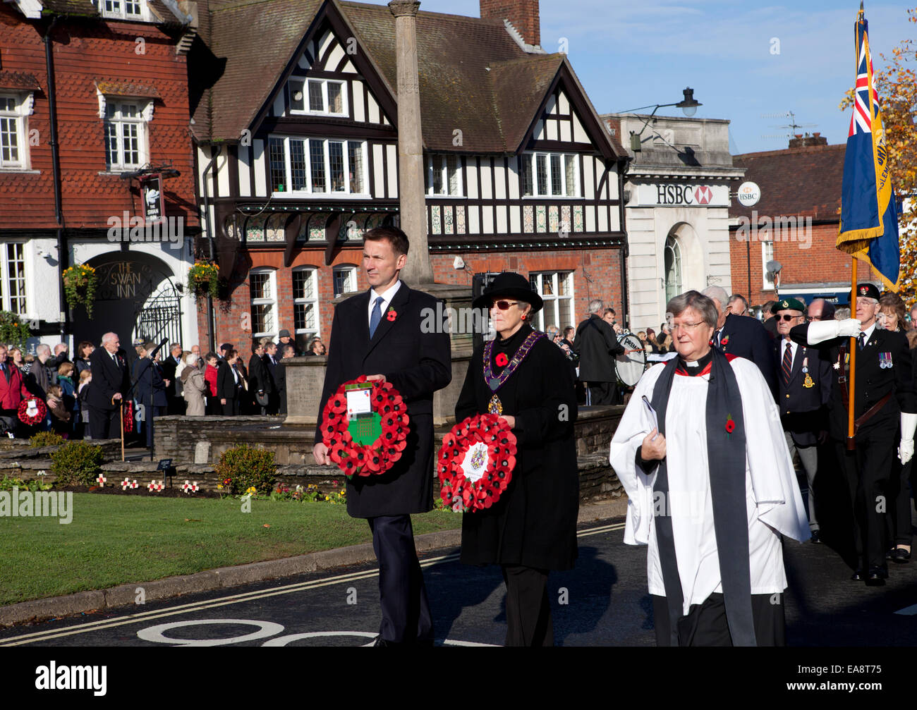 Haslemere, Surrey, UK. 9. November 2014. Jeremy Hunt, MP für South West Surrey und Staatssekretär für Gesundheit, führt die Erinnerung Sonntag Parade. Bildnachweis: Susan Norwood/Alamy Live-Nachrichten Stockfoto