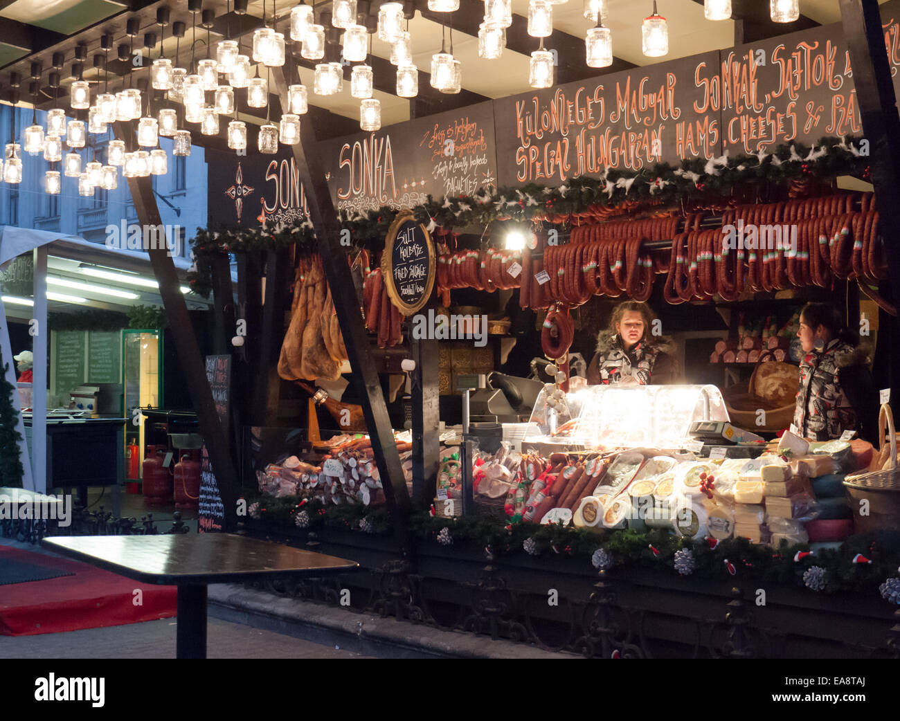 Stall verkaufen traditionelle ungarische Wurst und Käse auf dem Weihnachtsmarkt am Vörösmarty Platz, Budapest Stockfoto