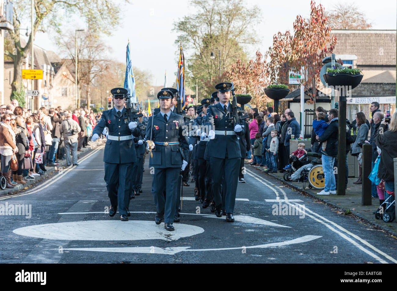 Carterton, Oxfordshire, Vereinigtes Königreich. 9. November 2014. Mitglieder der RAF März als Teil der Erinnerung Sonntag Parade in Carterton, Oxfordshire, Heimat der RAF Brize Norton die spielte eine wichtige Rolle in den vergangenen und laufenden Missionen. Bildnachweis: Desmond Brambley/Alamy Live-Nachrichten Stockfoto