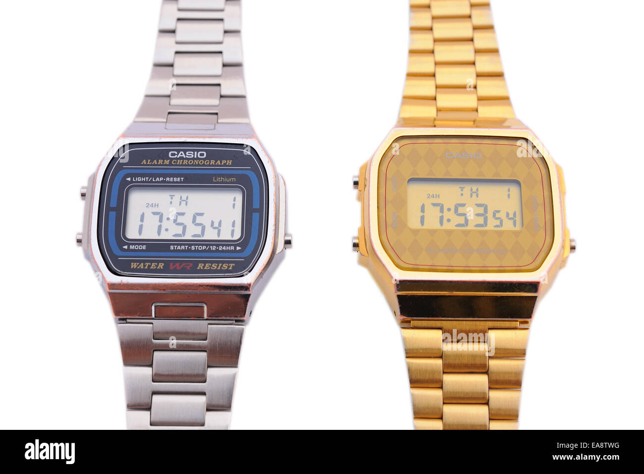BARCELONA - Juli 12: Zwei Casio Uhren eine goldene Farbe und die andere in Silber am 12. Juli 2013 in Barcelona, Spanien. Stockfoto