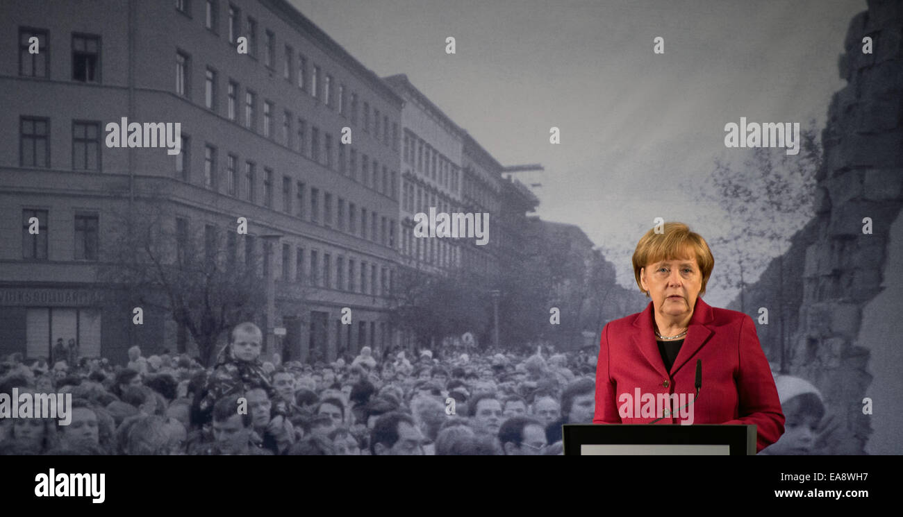 Berlin, Deutschland. 9. November 2014. Deutsche Bundeskanzlerin Angela Merkel (CDU) spricht vor einer historischen schwarz-weiß-Fotografie, Darstellung der Öffnung der Grenze an der Bernauer Straße 1989, während der zentralen Festveranstaltung des Landes Berlin und der Bundesregierung an die Berliner Mauer Gedenkstätte Bernauer Straße in Berlin, Deutschland, 9. November 2014. Zahlreiche Ereignisse markieren den 25. Jahrestag des Falles der Berliner Mauer. Foto: SOEREN STACHE/Dpa/Alamy Live News Stockfoto