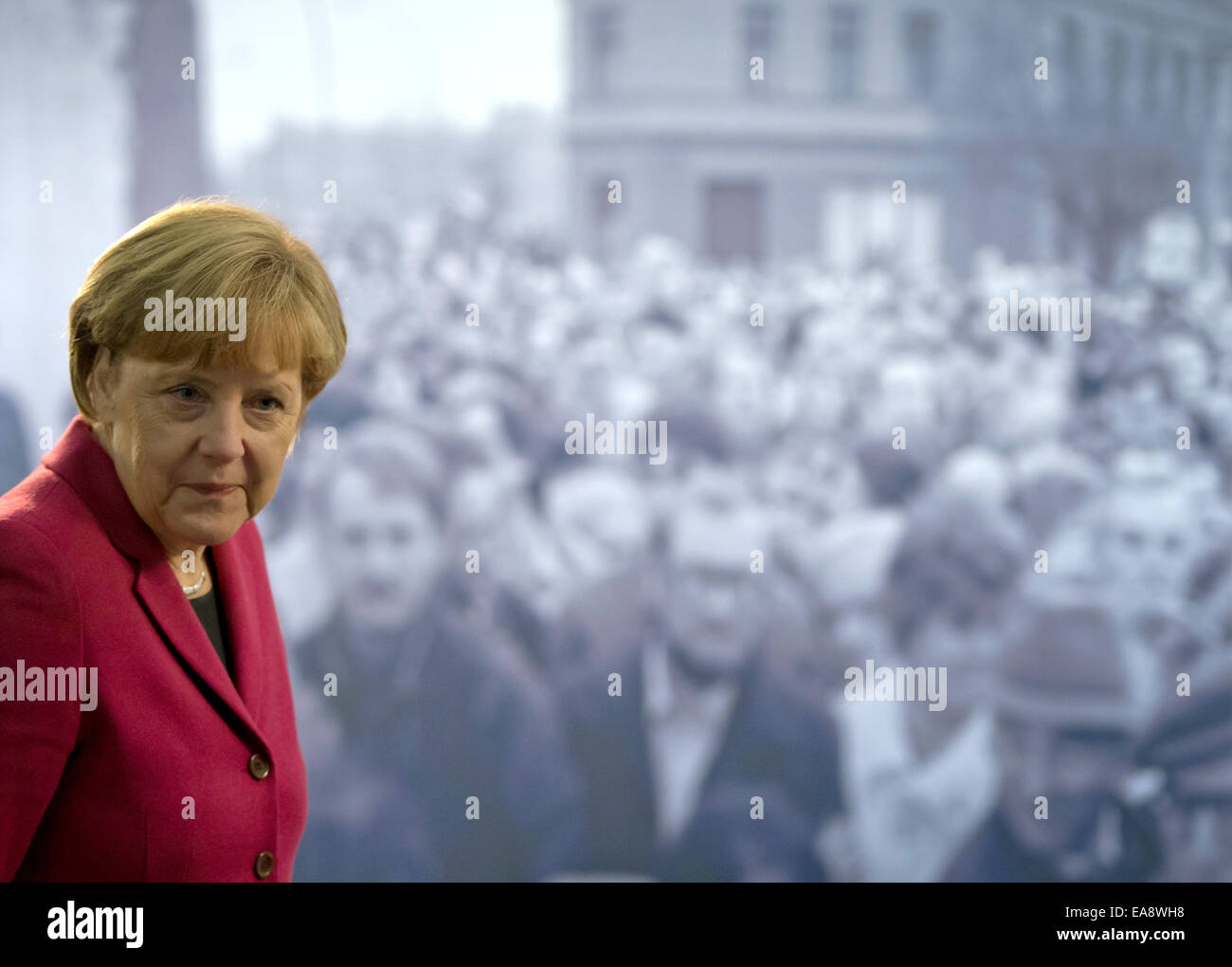 Berlin, Deutschland. 9. November 2014. Deutsche Bundeskanzlerin Angela Merkel (CDU) steht vor einer historischen schwarz-weiß-Fotografie, Darstellung der Öffnung der Grenze an der Bernauer Straße 1989, während der zentralen Festveranstaltung des Landes Berlin und der Bundesregierung an die Berliner Mauer Gedenkstätte Bernauer Straße in Berlin, Deutschland, 9. November 2014. Zahlreiche Ereignisse markieren den 25. Jahrestag des Falles der Berliner Mauer. Foto: SOEREN STACHE/Dpa/Alamy Live News Stockfoto