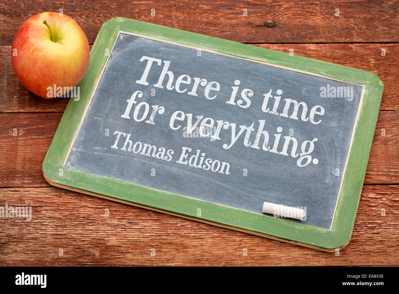 Es ist Zeit für alles, motivierenden Zitat von Thomas Edison auf einer Schiefertafel Tafel gegen rote Scheune Holz Stockfoto