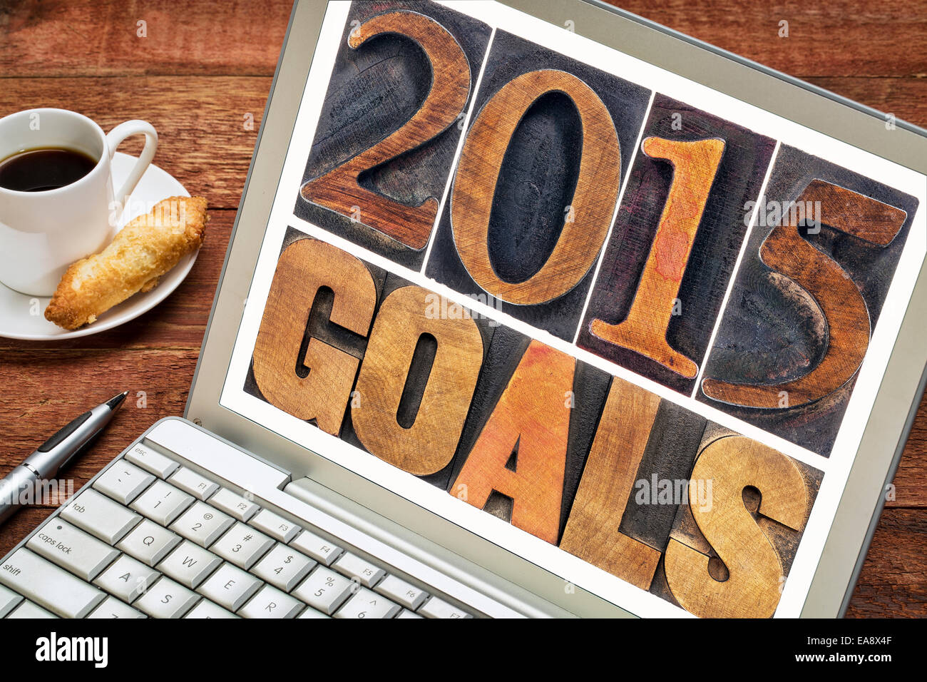2015-Ziele - Silvester Auflösung Konzept - Text im Buchdruck Holzart auf einem Laptop mit einer Tasse Kaffee Stockfoto