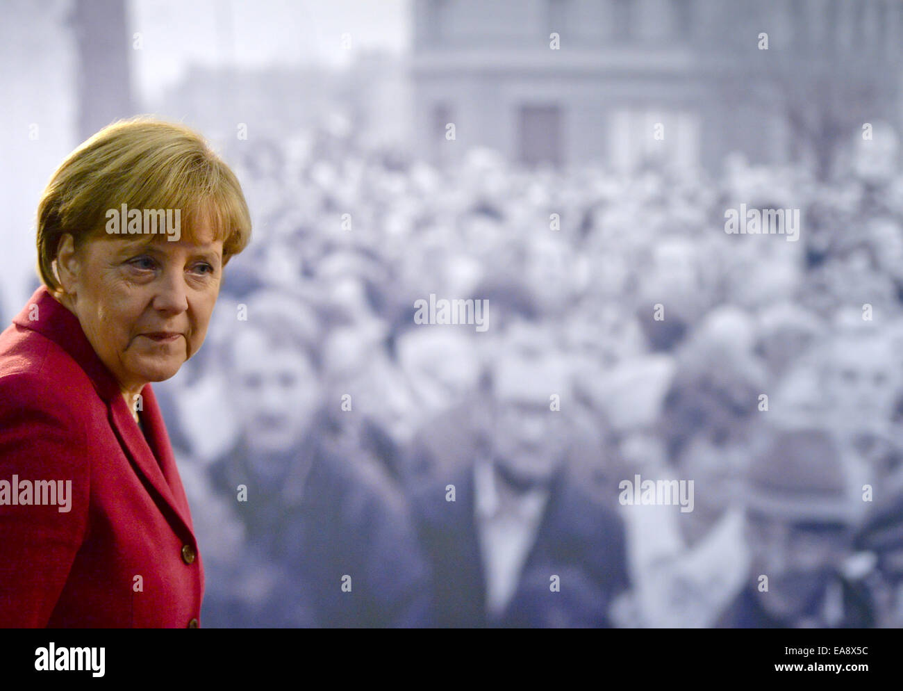 Berlin, Deutschland. 9. November 2014. Deutsche Bundeskanzlerin Angela Merkel (CDU) steht vor einer historischen schwarz-weiß-Fotografie, Darstellung der Öffnung der Grenze an der Bernauer Straße 1989, während der zentralen Festveranstaltung des Landes Berlin und der Bundesregierung an die Berliner Mauer Gedenkstätte Bernauer Straße in Berlin, Deutschland, 9. November 2014. Zahlreiche Ereignisse markieren den 25. Jahrestag des Falles der Berliner Mauer. Foto: SOEREN STACHE/Dpa/Alamy Live News Stockfoto