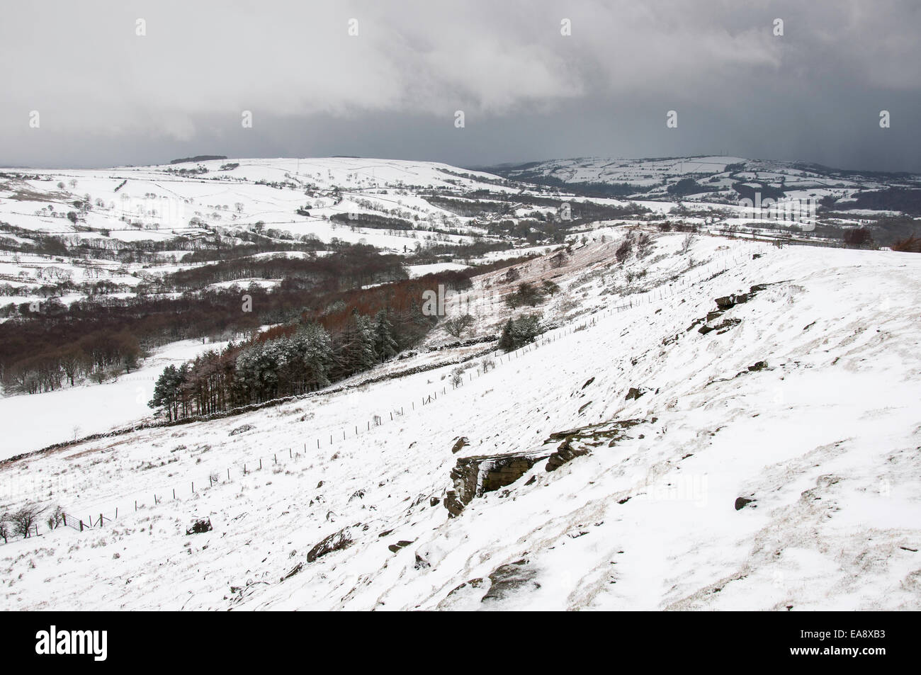 Eine englische Schneelandschaft in Nordengland. Schnee mit Gewitterwolken bereit, die Szene zu verschlingen. Stockfoto
