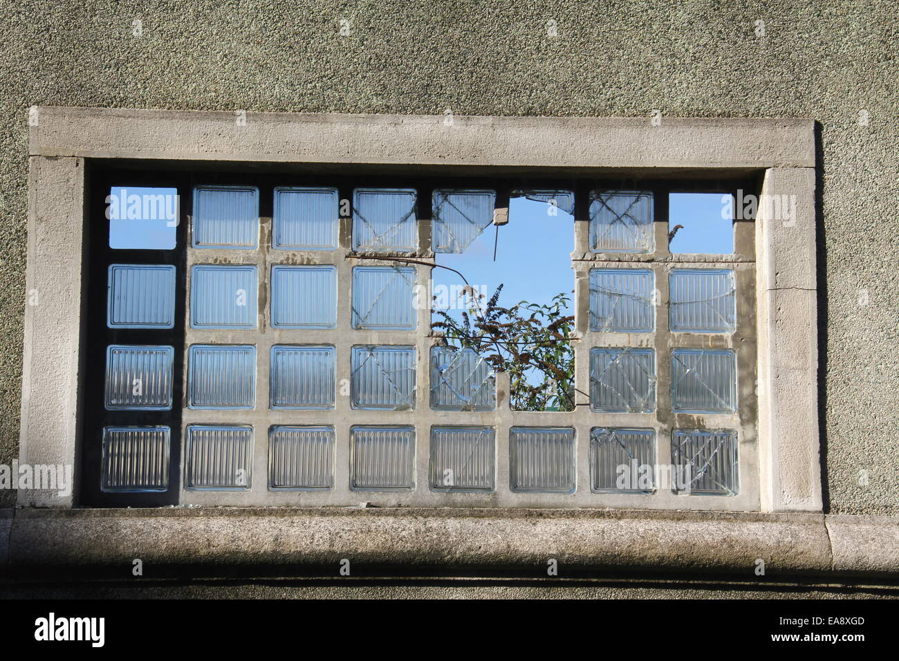 Industrielle Fenster mit Rautenmuster gebrochen aufgegeben. Stockfoto