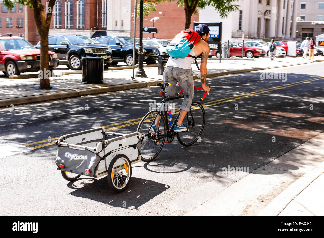 Ein Junge mit seinem Fahrrad um zu liefern Pakete und Privatpost in Stadt Nashville Tennessee Stockfoto