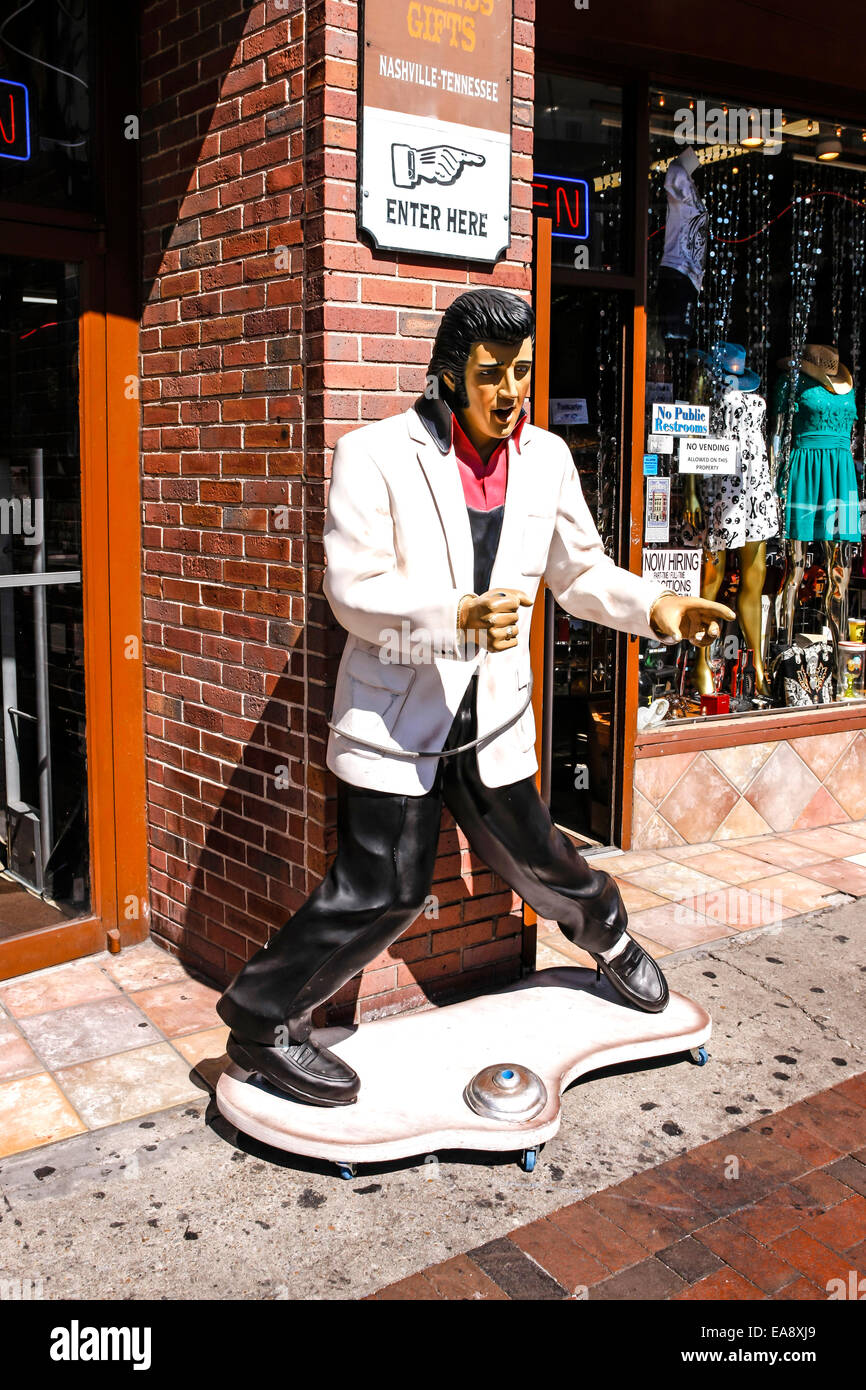 Elvis-Statue vor einer Bar am Broadway in Nashville TN Stockfoto