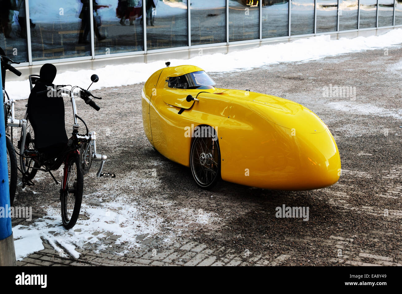 gelb Liegerad geparkt im Büro im winter Stockfoto