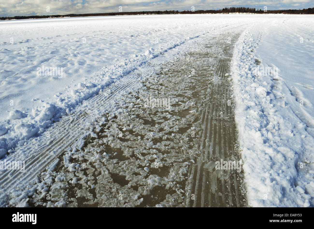 Straßen- und Tracks auf gefrorenen verschneiten See, horizontale Stockfoto