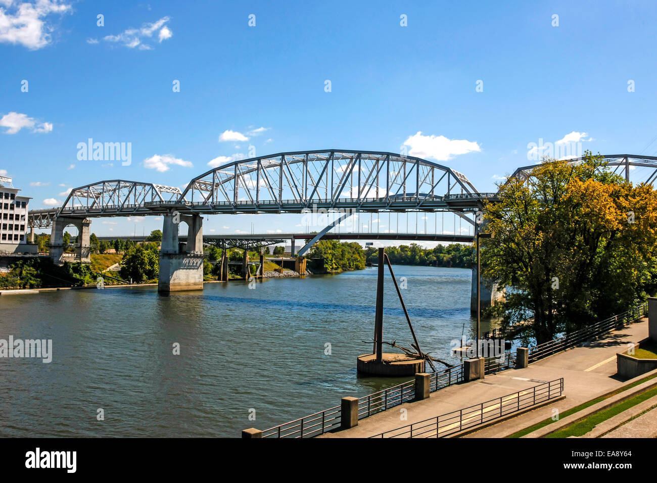 Die Shelby-Ave-Fußgängerbrücke über den Cumberland River in Nashville TN Stockfoto