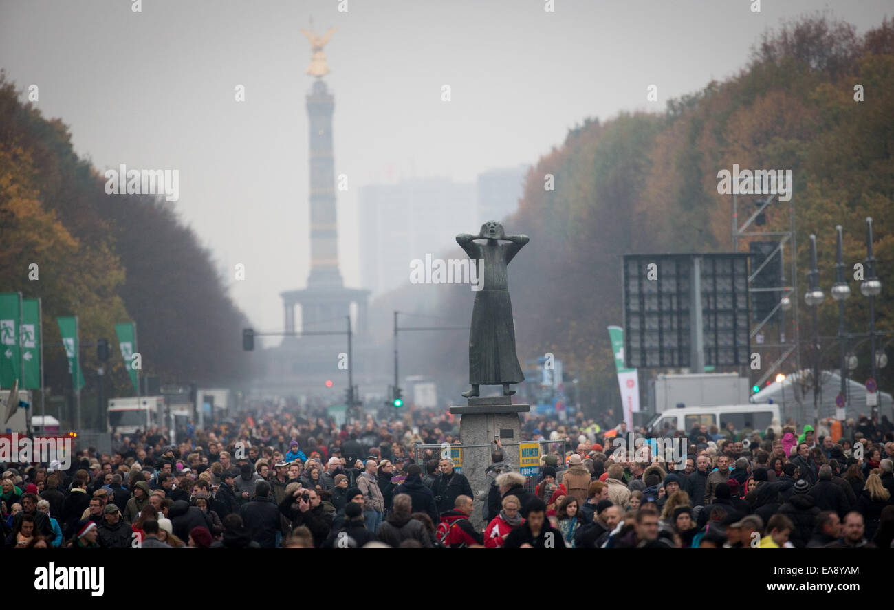 Berlin, Deutschland. 9. November 2014. Tausende von Menschen versammeln sich auf der Straße des 17. Juni vor dem Brandenburger Tor in Berlin, Deutschland, 9. November 2014. Zahlreiche Ereignisse markieren den 25. Jahrestag des Falles der Berliner Mauer. Foto: KAY NIETFELD/Dpa/Alamy Live News Stockfoto