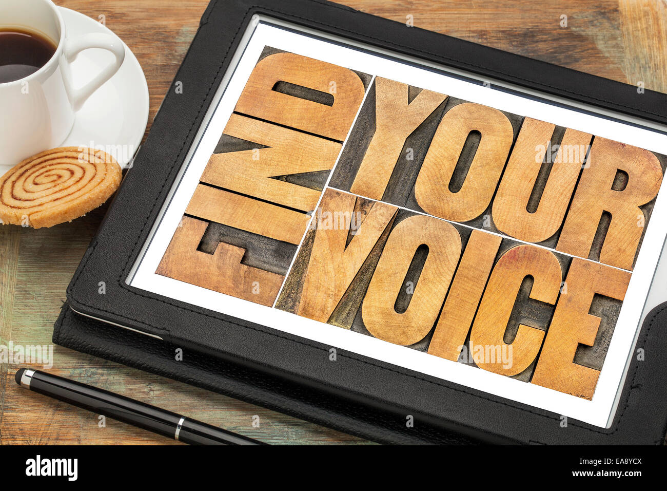 finde deine Stimme Kreativität Konzept - Zusammenfassung der Wörter im Buchdruck Holzart auf einem digitalen Tablet mit einer Tasse Kaffee Stockfoto