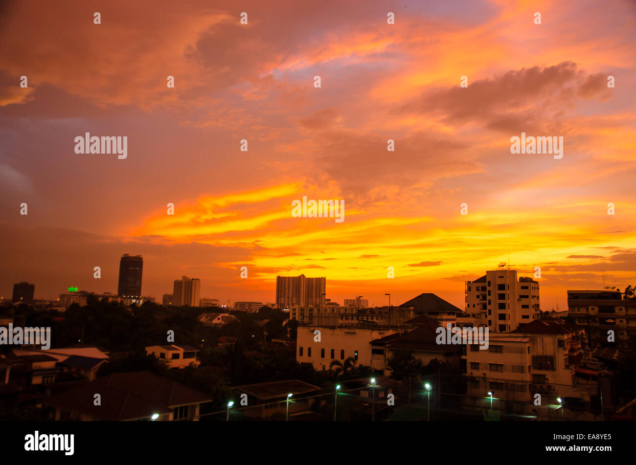 Sonnenuntergang mit roter Himmel in Stadt Stockfoto
