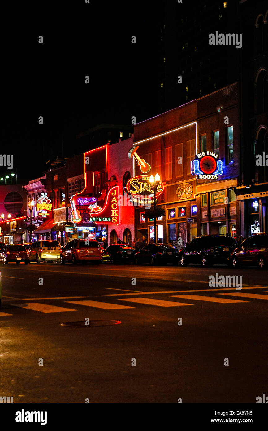 Lower Broadway in der Nacht in Nashville Tennessee Stockfoto