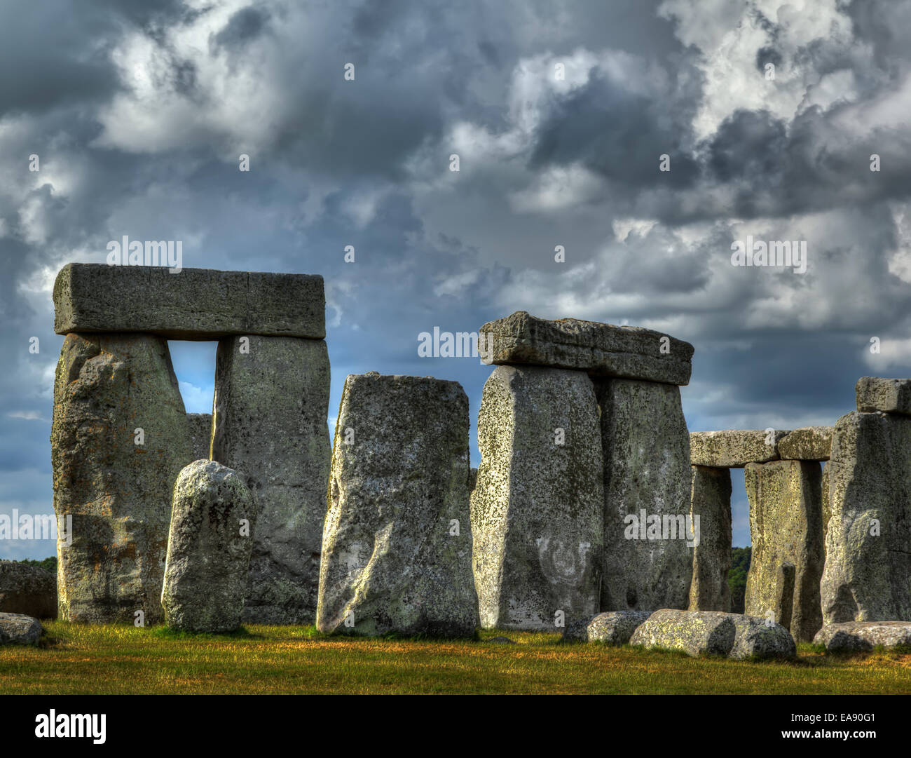 Nahaufnahme von Stonehenge sonnenbeschienenen mit dramatische Wolken Stockfoto
