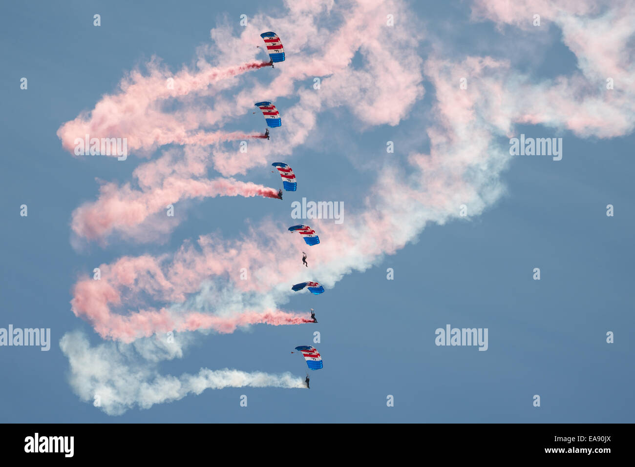 Cosford, UK - 8. Juni 2014: RAF Falcon Fallschirm Display Team bei RAF Cosford Airshow zu sehen. Stockfoto