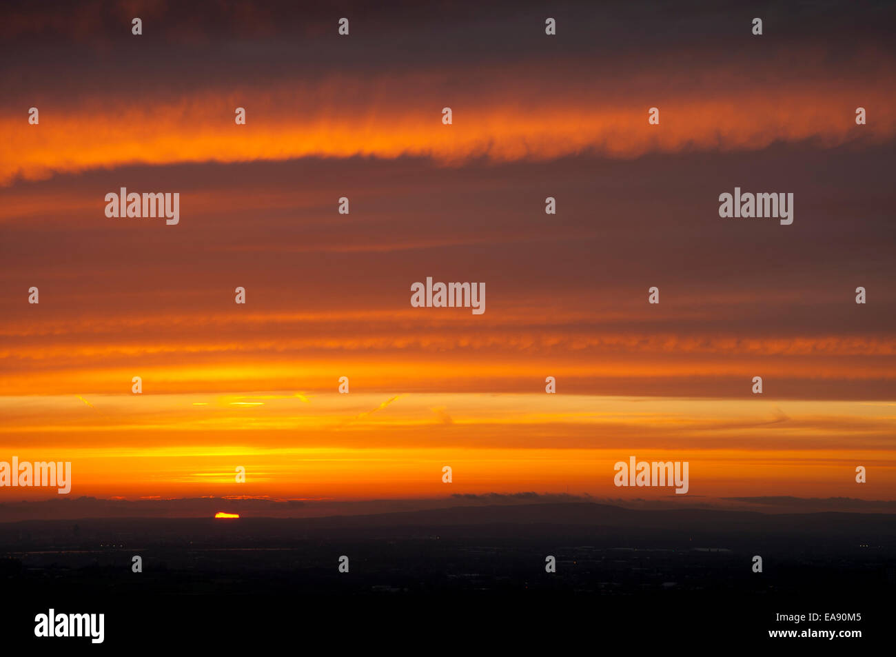 Dramatische und farbenfrohen Sonnenuntergang gesehen von den Hügeln in der Nähe von Glossop blicken in Richtung Manchester. Stockfoto