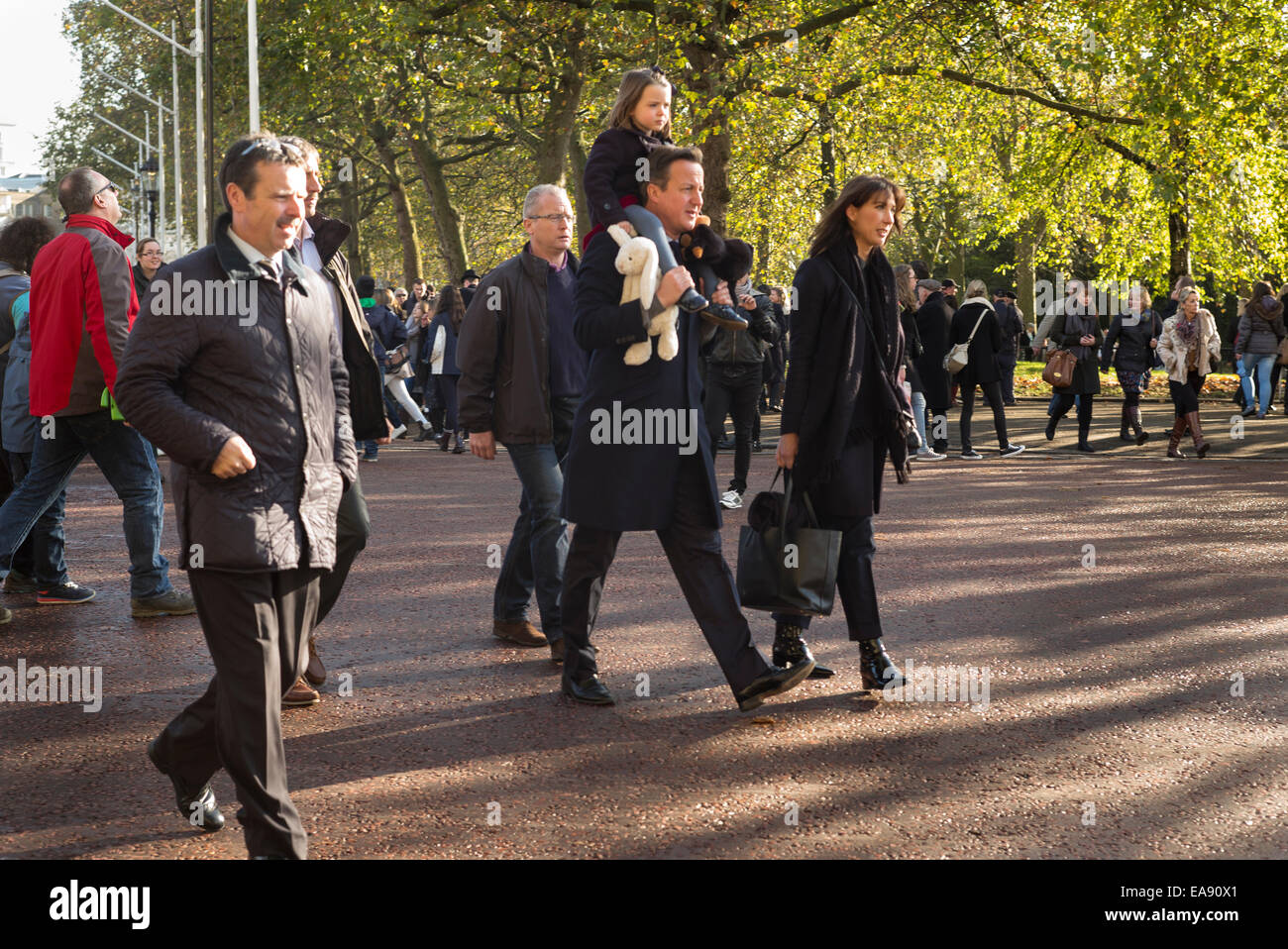 London, UK. 9. November 2014. Premierminister David Cameron verlässt den Remembrance Day Service. Begleitet wurde er von seiner Frau Samantha und ihre Tochter Florence Rose Reiten auf seinen Schultern. Bildnachweis: Roger Hutchings/Alamy Live-Nachrichten Stockfoto