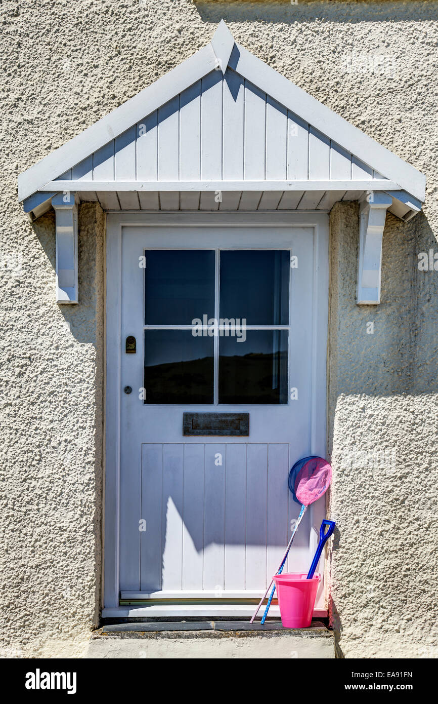 Seaside Cottage Tür mit Kescher und Eimer und Schaufel außerhalb Stockfoto