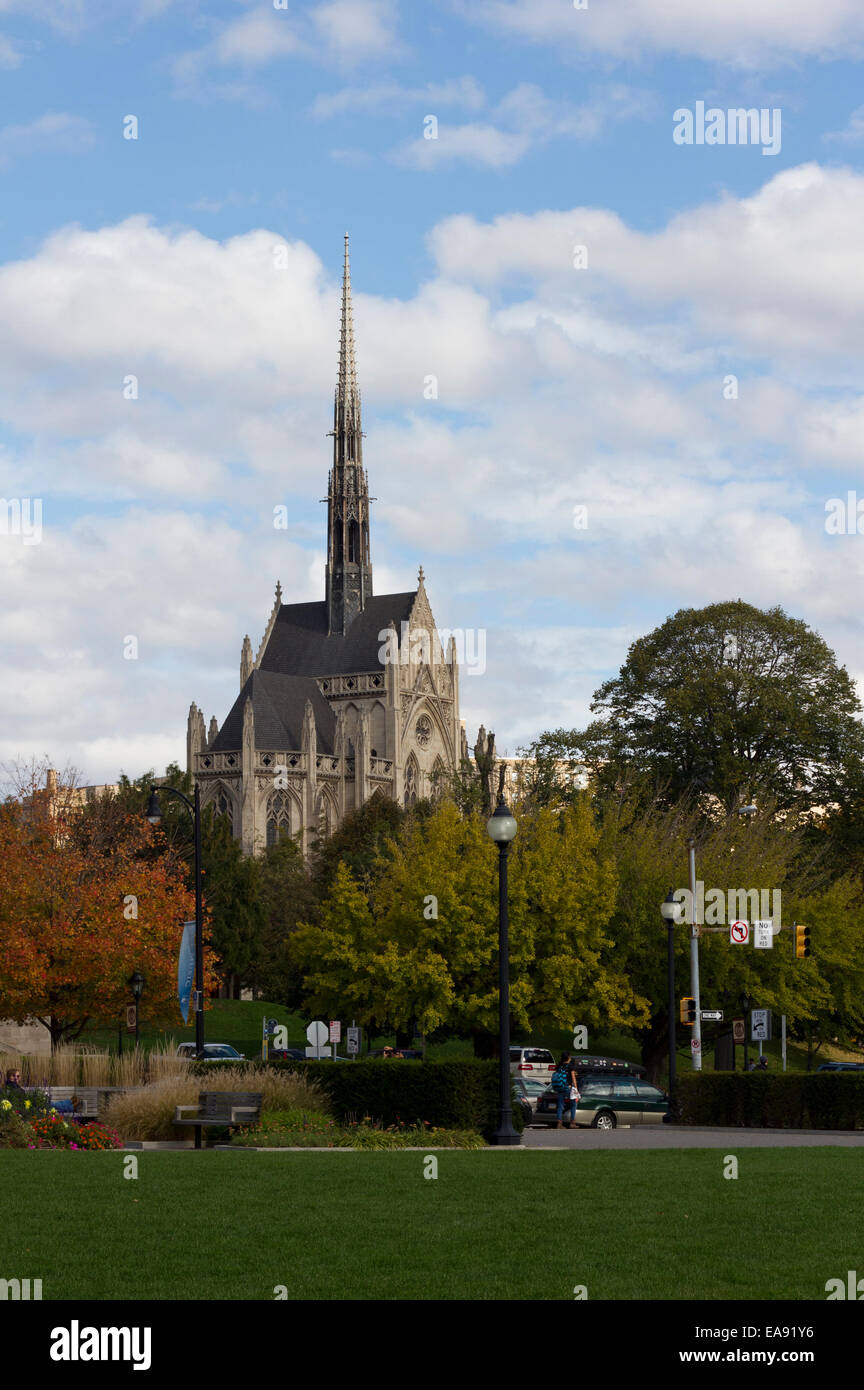 Heinz Memorial Chapel an der University of Pittsburgh mit blauem Himmel und Farben des Herbstes Stockfoto