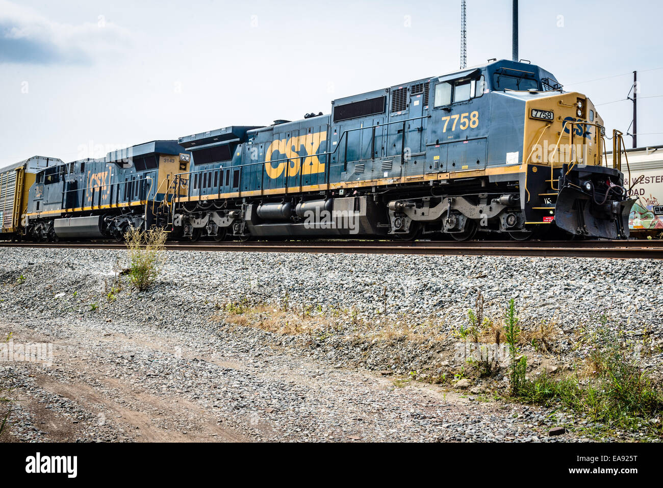 CSX C40-8W Nr. 7758 & ES44AC Nr. 3143, Cumberland, Maryland Stockfoto