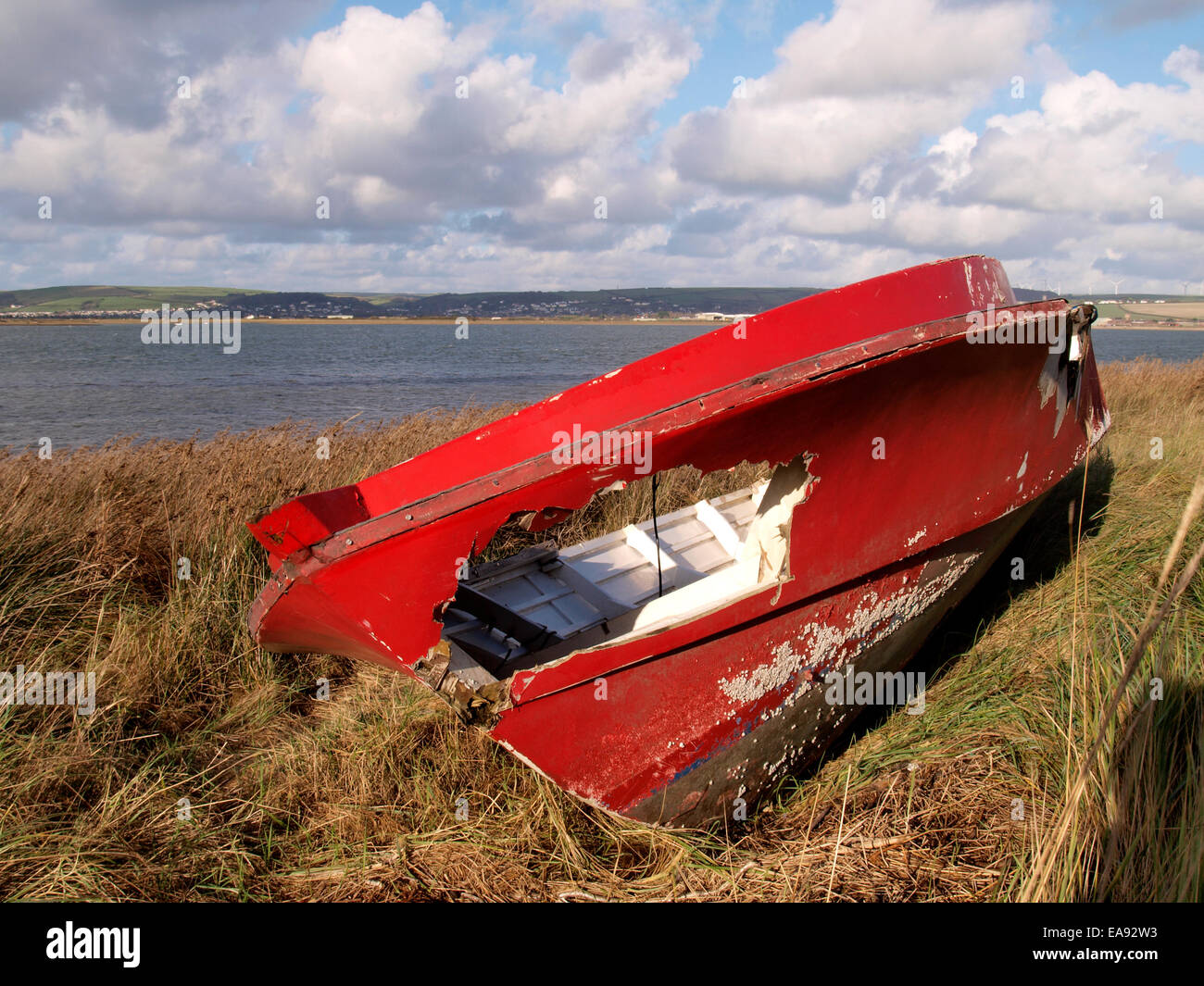 Altes Boot mit einem Loch drin entlang der Taw-Torridge-Mündung in der Nähe von Yelland, Instow, Devon, UK Stockfoto