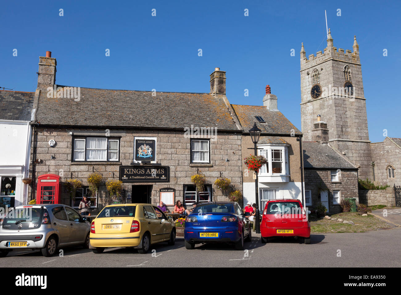 Das Kings Arms Wirtshaus und Kirche in St Just, Cornwall, England, UK Stockfoto