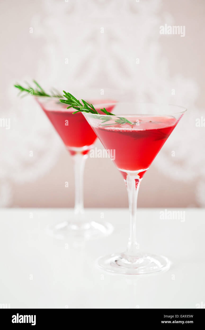 Cranberry-Drink mit Rosmarin Stockfoto