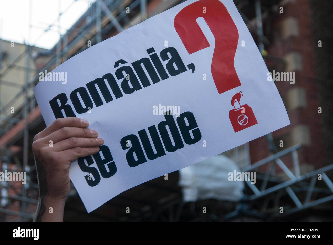 Kensington, London, 9. November 2014. Rumänen in London demonstrieren gegen den Ausfall ihrer Regierung, angemessene Abstimmung Anlagen für diejenigen in der Diaspora in den letzten Wochen erste Runde der Präsidentschaftswahl zu bieten. Tausende waren nicht in der Lage ihre Stimmen vor der Frist von 21:00, mit einigen Wahllokalen schließen eine volle zwei Stunden zu früh. Ähnliche Proteste wurden in Frankreich, Deutschland und Italien, Irland, Spanien und Österreich. Einige beschuldigen die aktuellen Premier Victor Ponta mit diesem, um die Wahlen zu seinen Gunsten zu manipulieren. Stockfoto