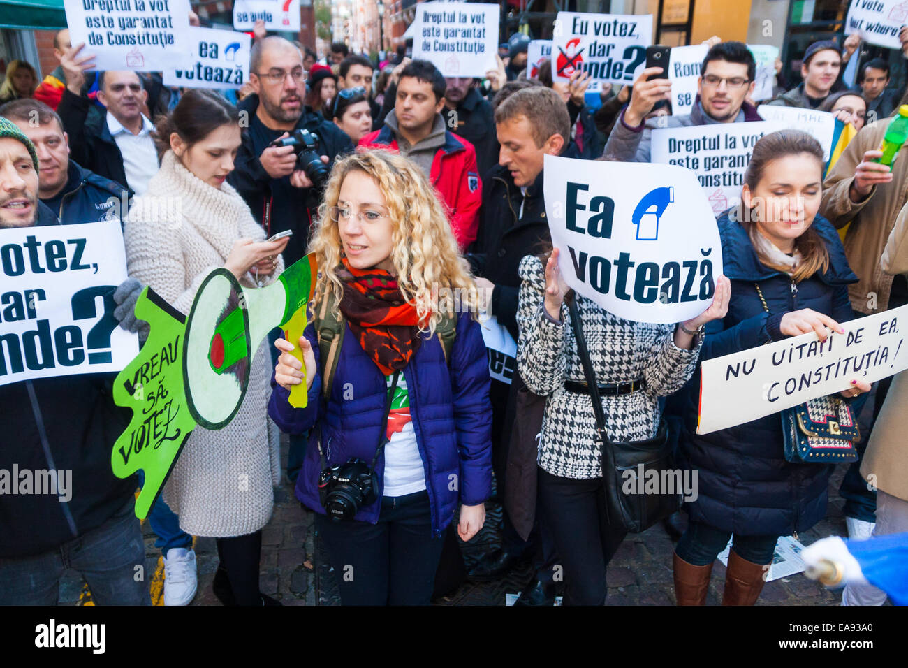 Kensington, London, 9. November 2014. Rumänen in London demonstrieren gegen den Ausfall ihrer Regierung, angemessene Abstimmung Anlagen für diejenigen in der Diaspora in den letzten Wochen erste Runde der Präsidentschaftswahl zu bieten. Tausende waren nicht in der Lage ihre Stimmen vor der Frist von 21:00, mit einigen Wahllokalen schließen eine volle zwei Stunden zu früh. Ähnliche Proteste wurden in Frankreich, Deutschland und Italien, Irland, Spanien und Österreich. Einige beschuldigen die aktuellen Premier Victor Ponta mit diesem, um die Wahlen zu seinen Gunsten zu manipulieren. Stockfoto