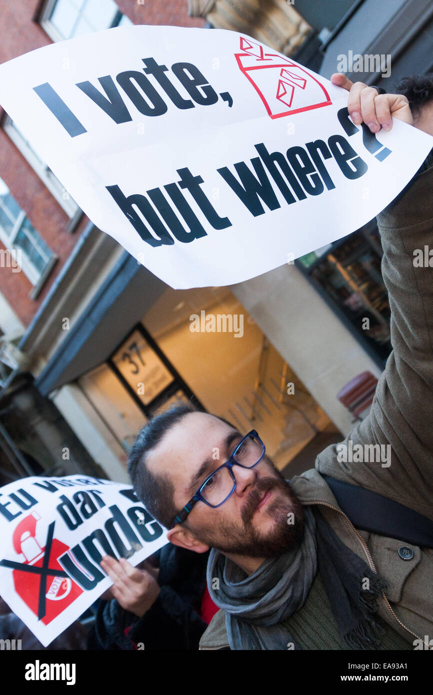 Kensington, London, 9. November 2014. Rumänen in London demonstrieren gegen den Ausfall ihrer Regierung, angemessene Abstimmung Anlagen für diejenigen in der Diaspora in den letzten Wochen erste Runde der Präsidentschaftswahl zu bieten. Tausende waren nicht in der Lage ihre Stimmen vor der Frist von 21:00, mit einigen Wahllokalen schließen eine volle zwei Stunden zu früh. Ähnliche Proteste wurden in Frankreich, Deutschland und Italien, Irland, Spanien und Österreich. Einige beschuldigen die aktuellen Premier Victor Ponta mit diesem, um die Wahlen zu seinen Gunsten zu manipulieren. Stockfoto