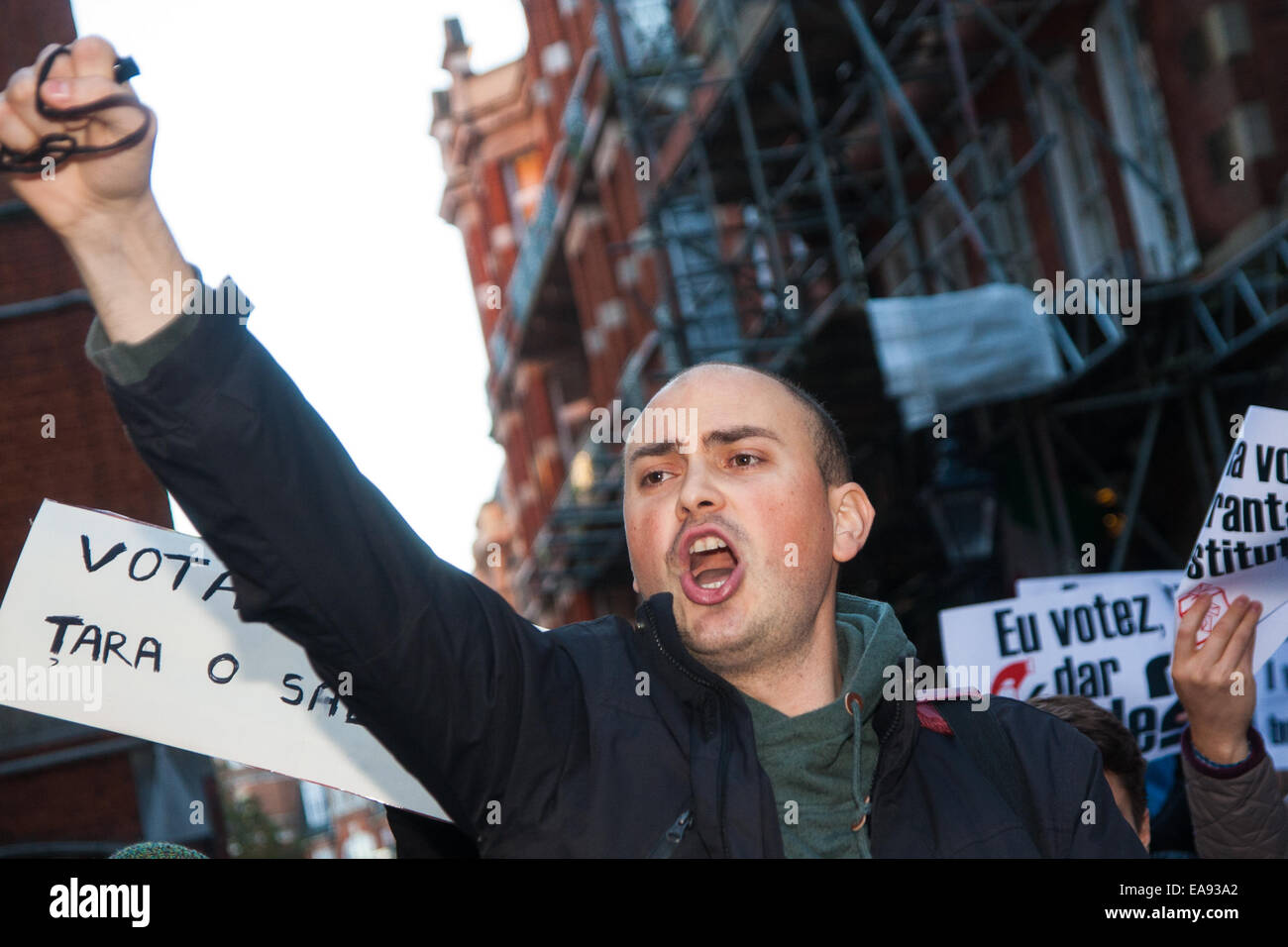 Kensington, London, 9. November 2014. Rumänen in London demonstrieren gegen den Ausfall ihrer Regierung, angemessene Abstimmung Anlagen für diejenigen in der Diaspora in den letzten Wochen erste Runde der Präsidentschaftswahl zu bieten. Tausende waren nicht in der Lage ihre Stimmen vor der Frist von 21:00, mit einigen Wahllokalen schließen eine volle zwei Stunden zu früh. Ähnliche Proteste wurden in Frankreich, Deutschland und Italien, Irland, Spanien und Österreich. Einige beschuldigen die aktuellen Premier Victor Ponta mit diesem, um die Wahlen zu seinen Gunsten zu manipulieren. Stockfoto