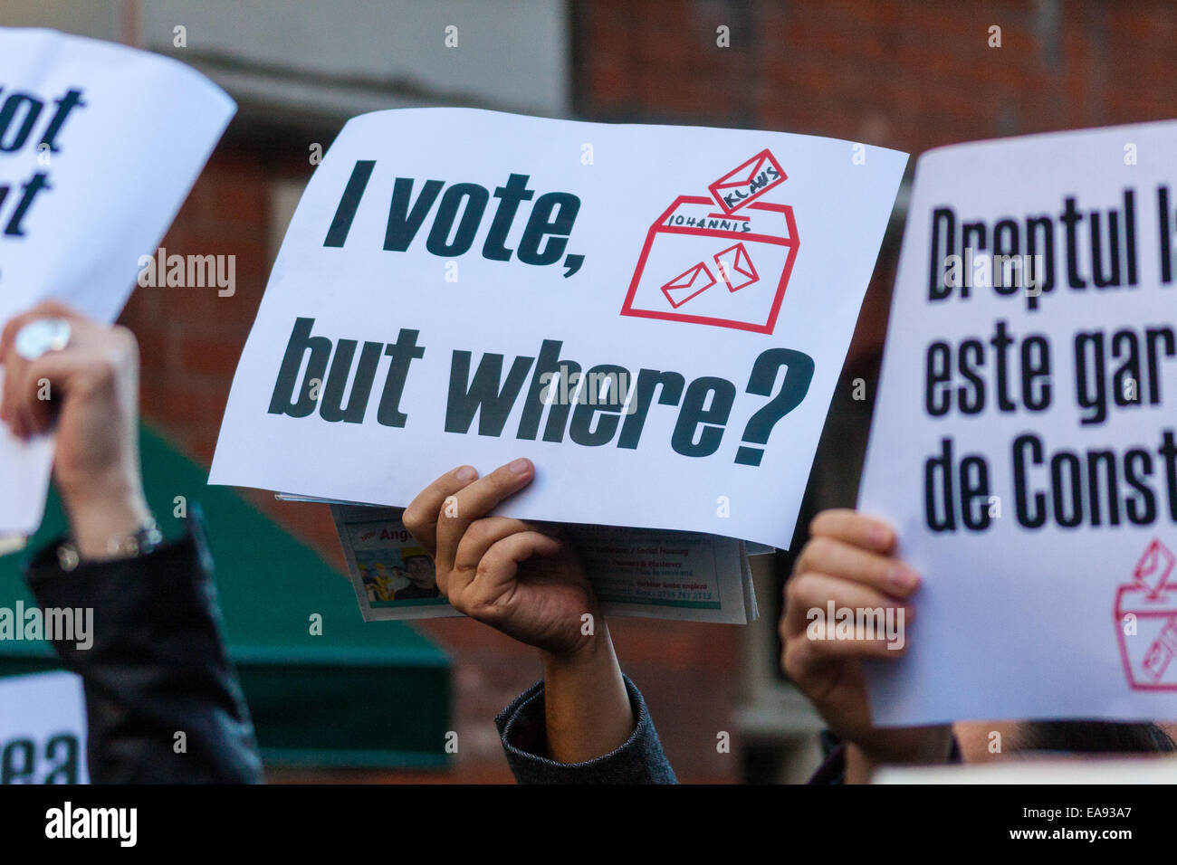 Kensington, London, 9. November 2014. Rumänen in London demonstrieren gegen den Ausfall ihrer Regierung, angemessene Abstimmung Anlagen für diejenigen in der Diaspora in den letzten Wochen erste Runde der Präsidentschaftswahl zu bieten. Tausende waren nicht in der Lage ihre Stimmen vor der Frist von 21:00, mit einigen Wahllokalen schließen eine volle zwei Stunden zu früh. Ähnliche Proteste wurden in Frankreich, Deutschland und Italien, Irland, Spanien und Österreich. Einige beschuldigen die aktuellen Premier Victor Ponta mit diesem, um die Wahlen zu seinen Gunsten zu manipulieren. Stockfoto
