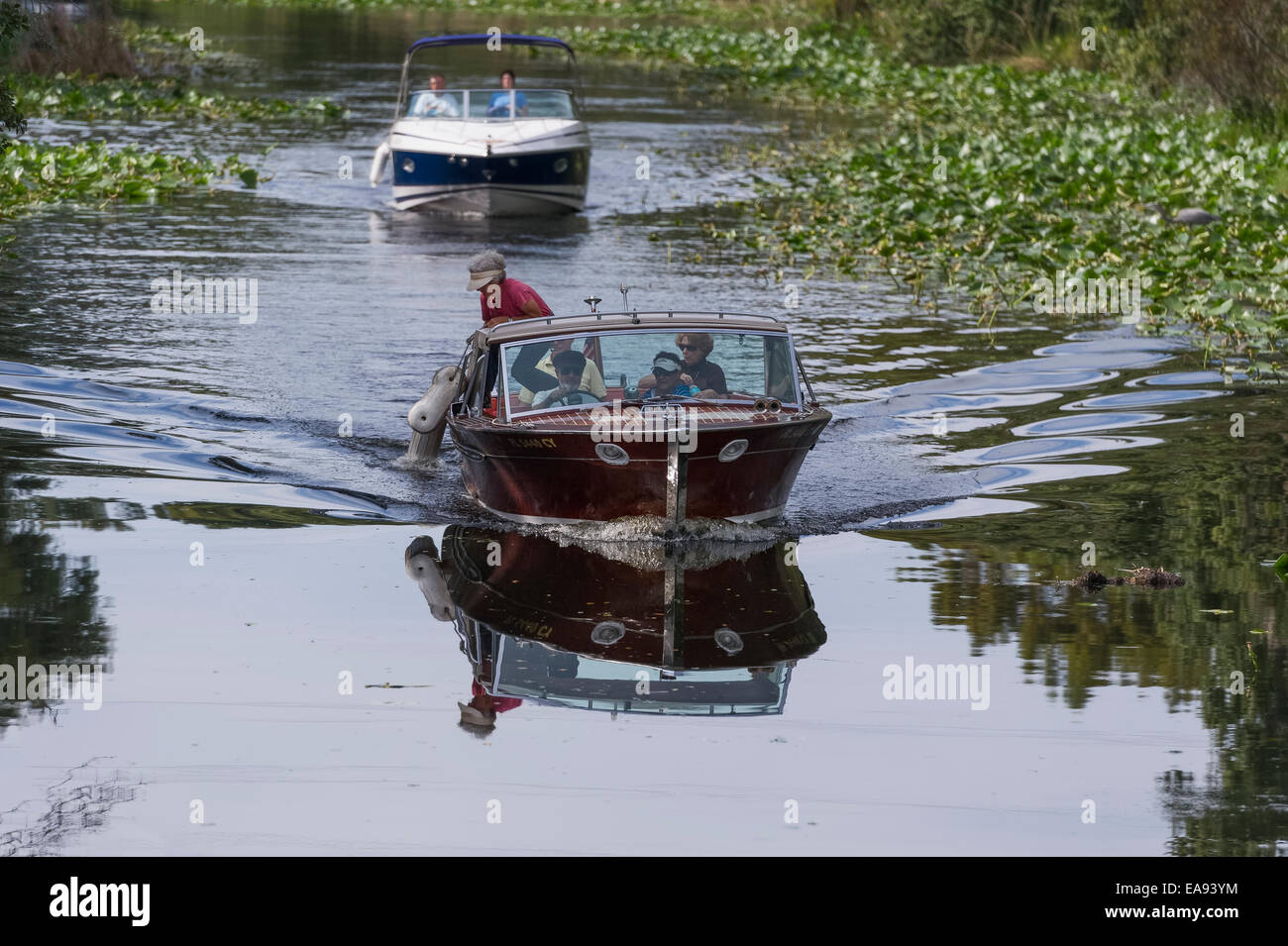 Im Ruhestand, Familie und Freunde, Bootfahren am Fluss Haines Creek in Lake County, Florida USA Stockfoto