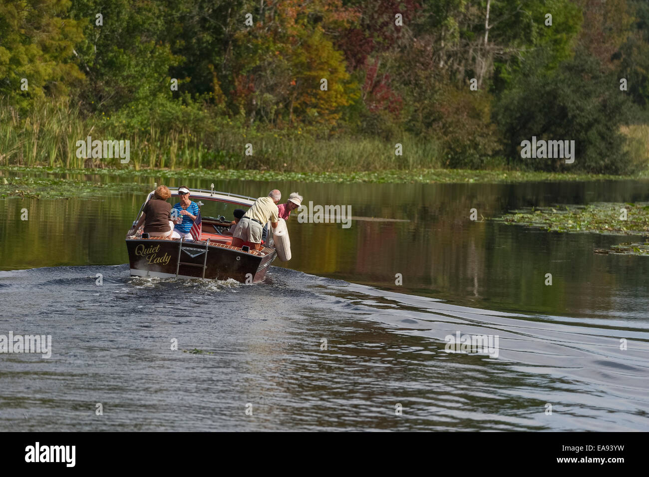 Im Ruhestand, Familie und Freunde, Bootfahren am Fluss Haines Creek in Lake County, Florida USA Stockfoto