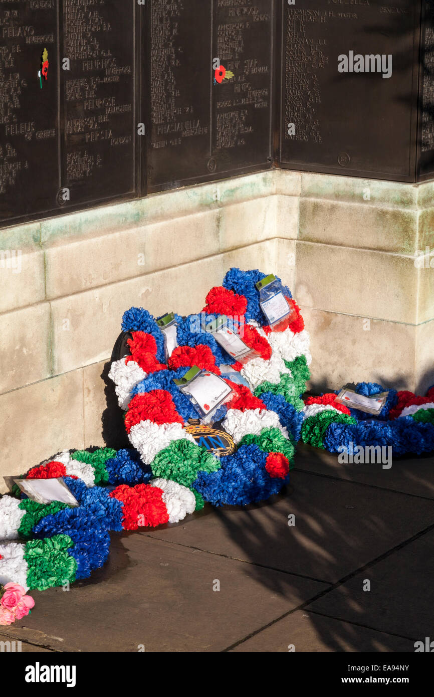 London, UK, 9. November 2014, Remembrance Sunday Mohn Anzeige auf den Tower of London. Festschrift Kränze wurden am Tower Hill Memorial festgelegt die erinnert sich an Männer und Frauen der Handelsmarine und Flotten in beiden Weltkriegen gestorben und haben keine bekannten Grab. Es ist in den Garten von Trinity Square, gegenüber der Tower of London. Stockfoto