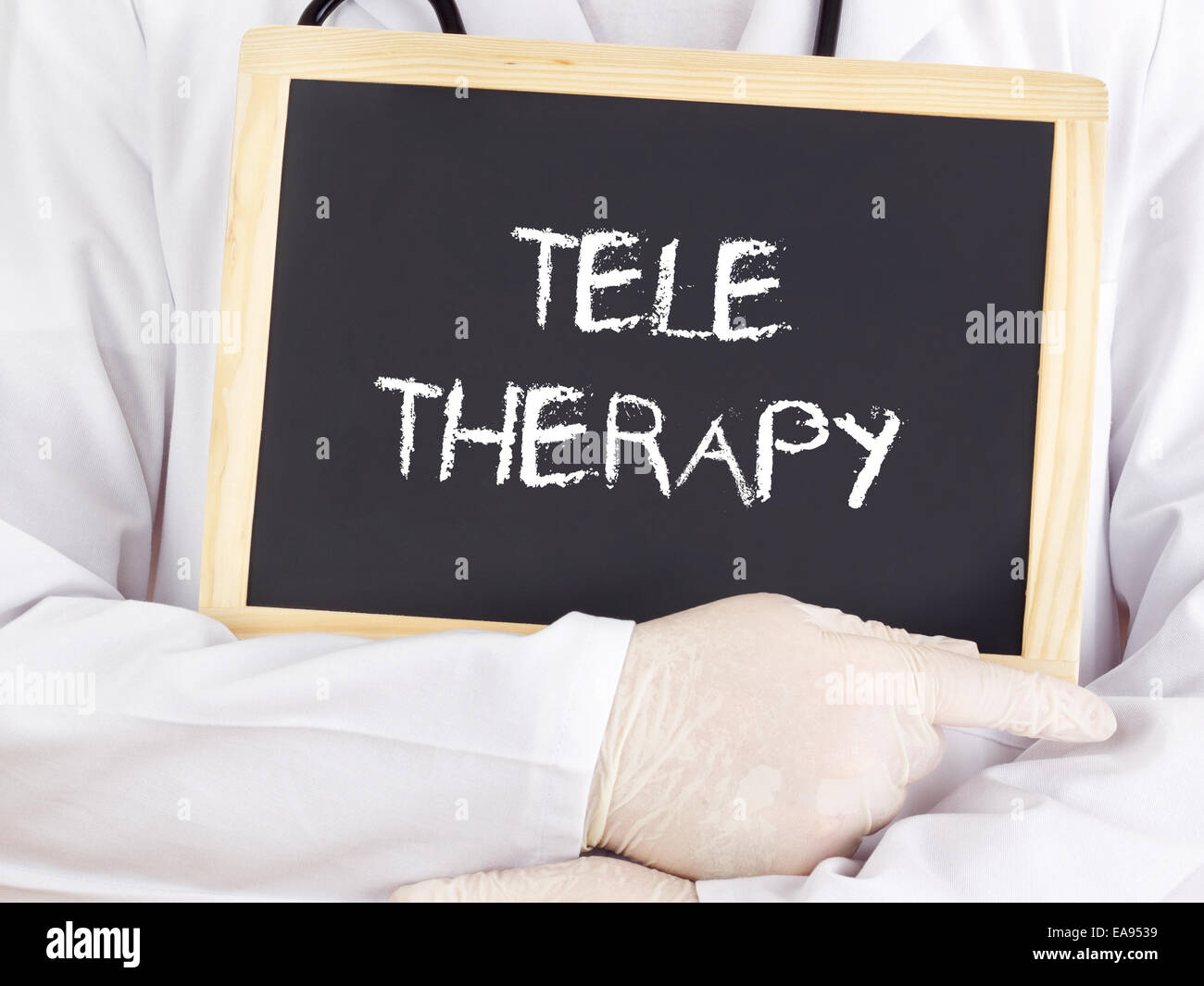 Arzt zeigt Informationen: Teletherapy Stockfoto