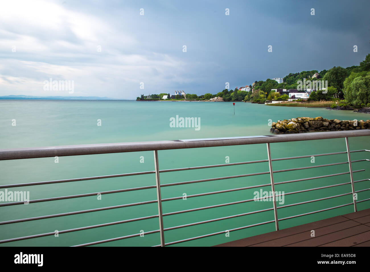 Neuenburger See, gesehen von der privaten Anlegestelle von einem luxuriösen Hotelzimmer an einem Tag von stürmischem Wetter Stockfoto