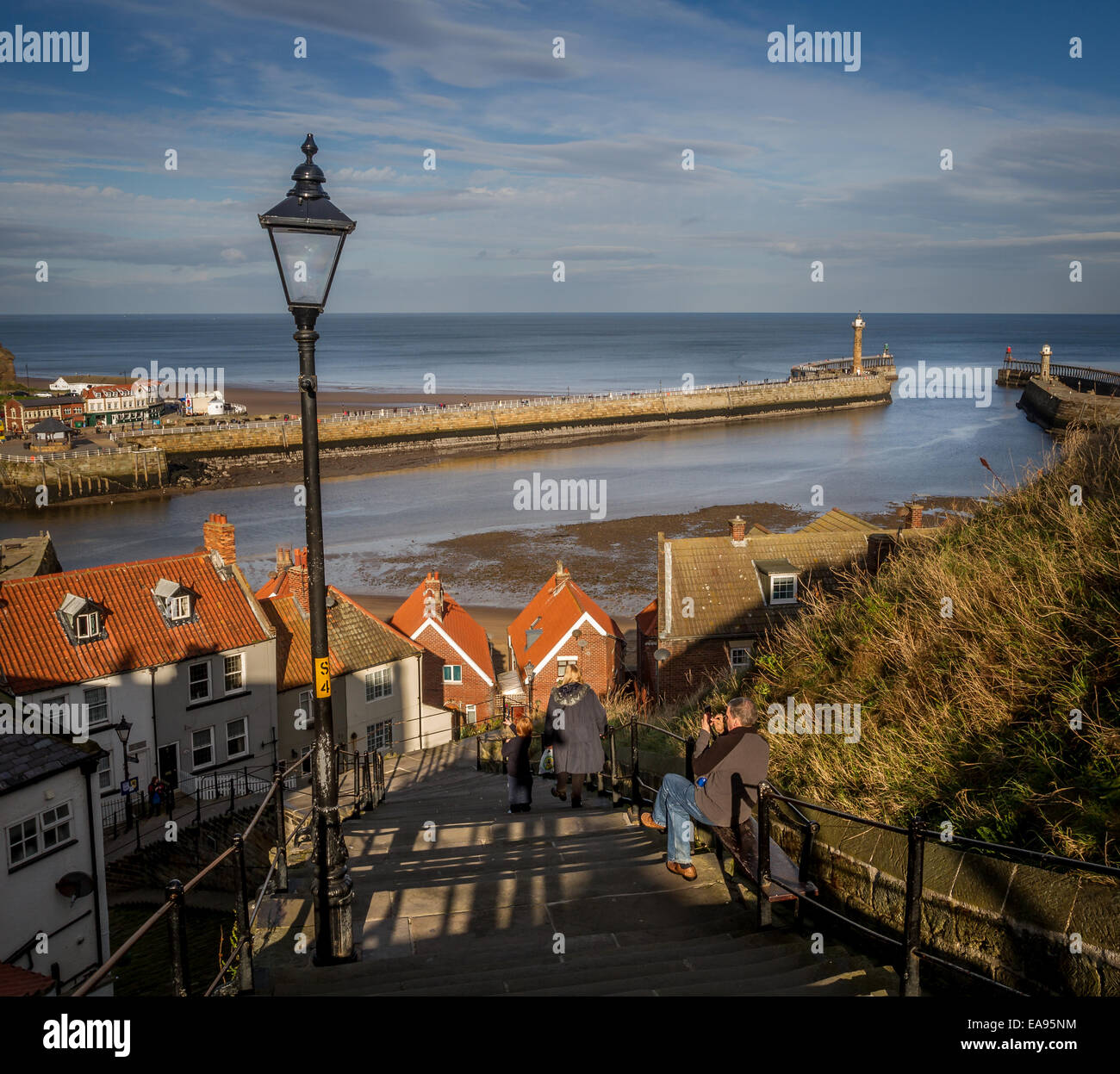 199 Stufen in Whitby mit Hafen von Whitby, Yorkshire, Großbritannien Stockfoto