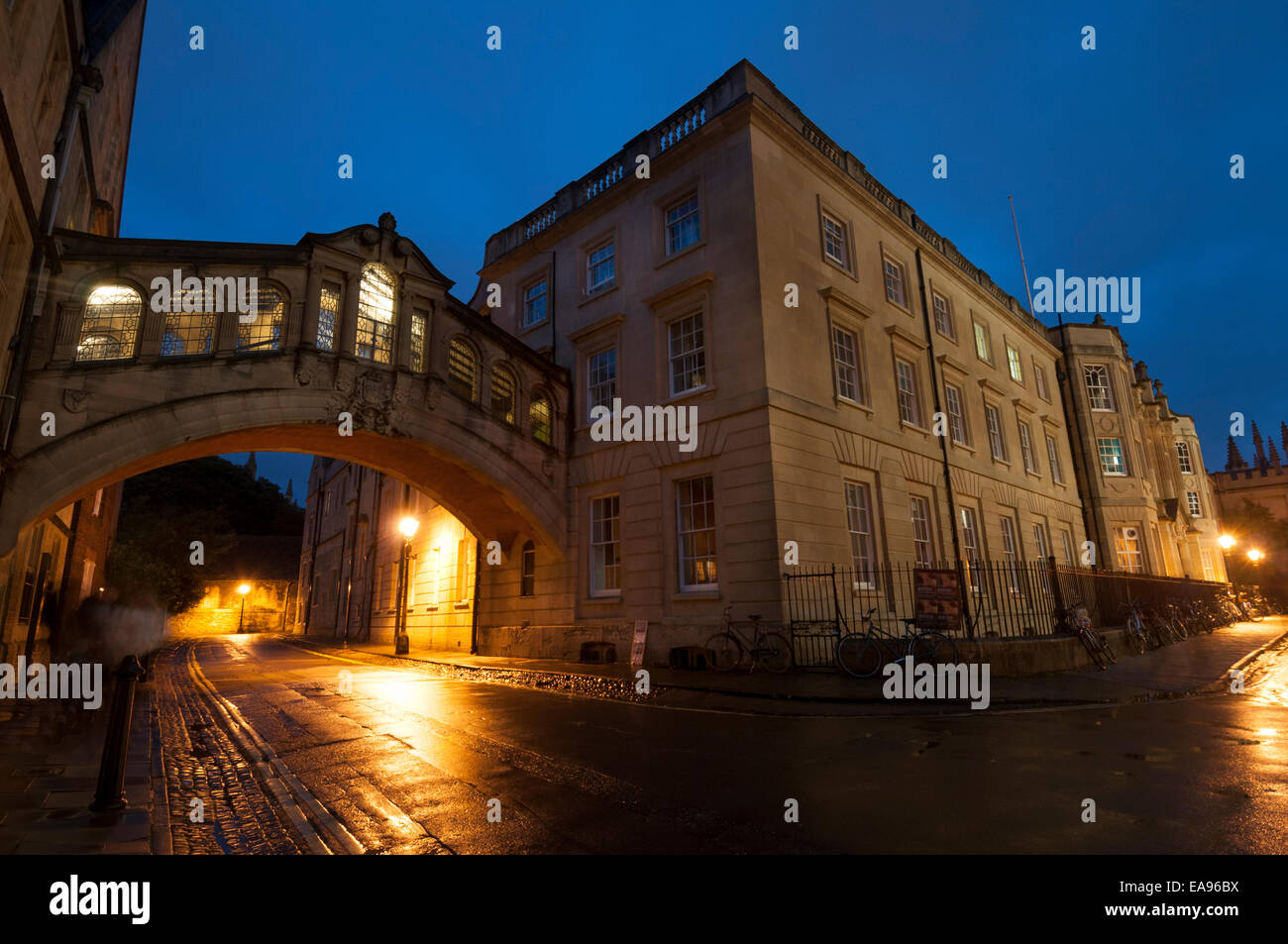Die Brücke von seufzt neue College Lane Oxford England in der Abenddämmerung Stockfoto